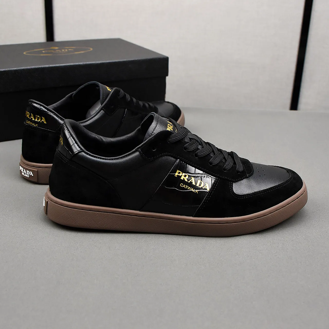 PP400👟👟👟Prada set off the audience! Prada, an international brand that is constantly innovating, this men's casual shoe, the original version, made of cowhide leather at a ratio of one to one at the store, with leather feet and rubber non-slip outsole, breathable and comfortable, quality speaks for itself👄38-44